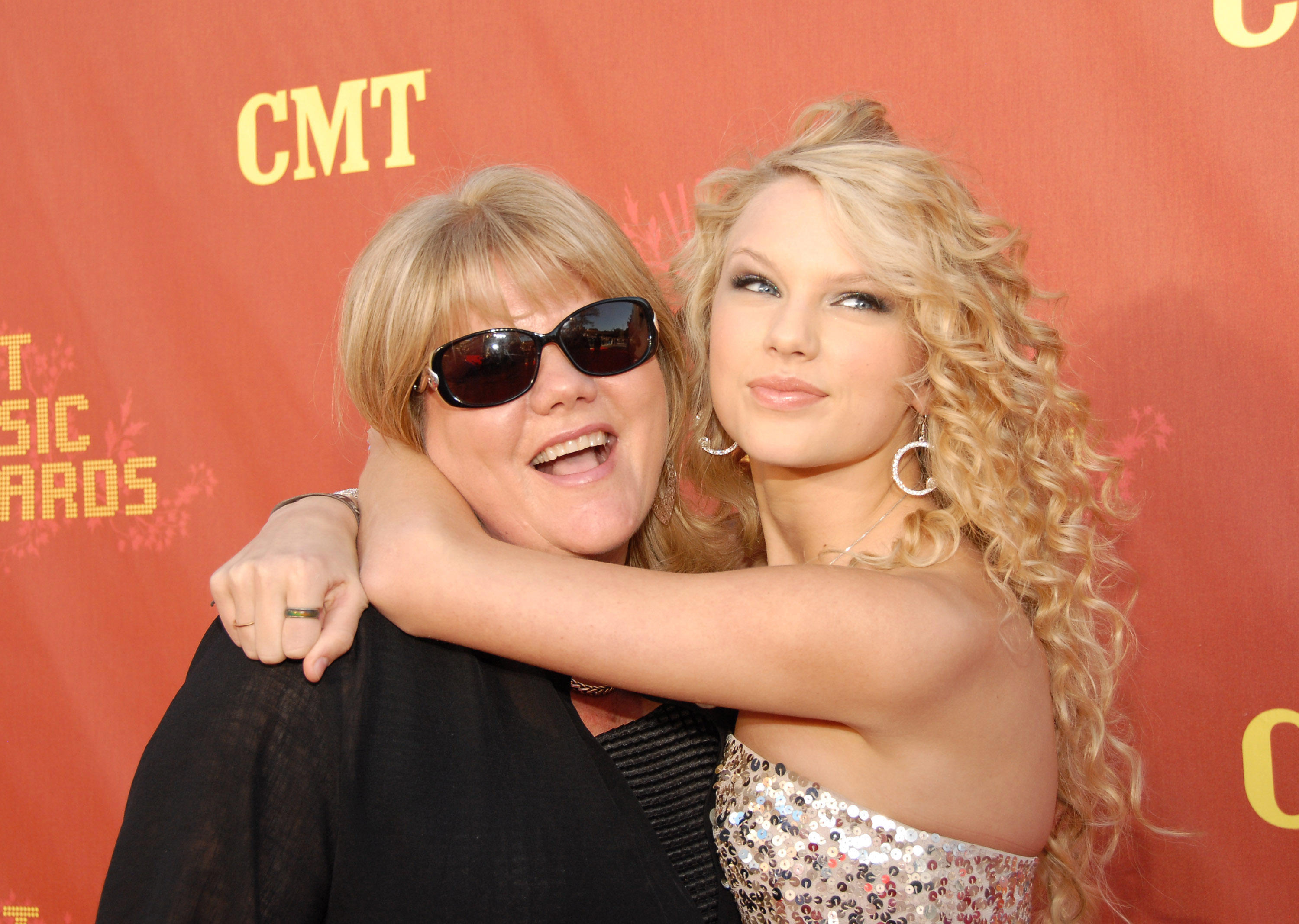 Taylor Swift and her Mother