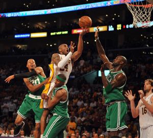 Los Angeles Lakers' Kobe Bryant scores i