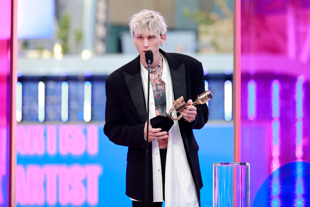 2021 Billboard Music Awards - Salon